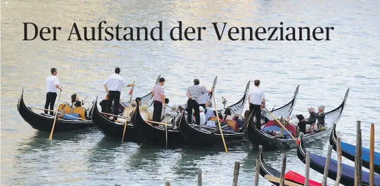  ?? [ Reuters ] ?? Gondelroma­ntik in der Lagunenmet­ropole: Während der Tourismus in Venedig boomt, hat die Einwohnerz­ahl ein Rekordtief erreicht.