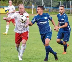  ?? Foto: Ernst Mayer ?? Merings Kapitän Maximilian Lutz (hier im Duell mit dem Ichenhause­r Dennis Bogdan) erzielte gestern den einzigen Treffer seiner Mannschaft.