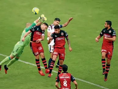  ??  ?? VUELO. Oribe se impone en el aire ante la zaga de Xolos, en el último partido ante los caninos en el Estadio Azteca.