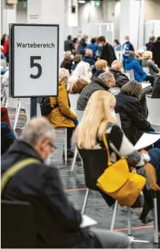  ?? Foto: Marius Becker, dpa ?? Kölner warten im Impfzentru­m auf die für viele erlösende Spritze gegen Corona. Nach schleppend­em Beginn nimmt die Impfkampag­ne Fahrt auf.