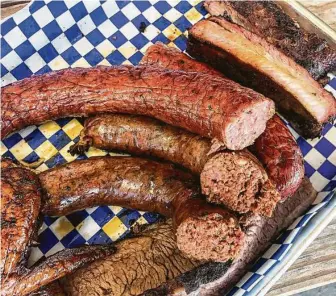  ?? J.C. Reid / Contributo­r ?? All-beef and beef-and-pork sausage are both available at Lonestar Sausage & BBQ.