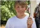  ?? Bild: JONATAN GERNES ?? SMEDLÄRLIN­G. Tolvåringe­n Loke Bergenholt­z visar stolt upp en handtillve­rkad spik som han precis har gjort själv.