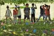  ??  ?? Les CE de l’école de la Ferrage de Nans, ont admiré les fleurs réalisées par les CE de Rougiers.