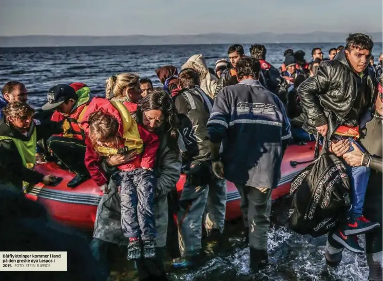  ?? FOTO: STEIN BJØRGE ?? Båtflyktni­nger kommer i land på den greske øya Lespos i 2015.