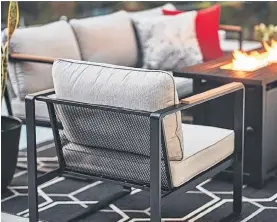  ?? RONA.CA ?? This summer's hottest outdoor look is a nod to mid-century modern.