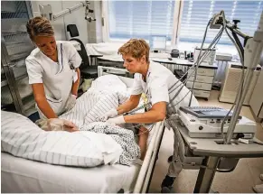  ??  ?? Kerstin Mantel (l.) und Gabi Kalscheur kümmern sich um einen älteren Patienten, der mit plötzliche­r Atemnot in die Klinik gekommen ist.