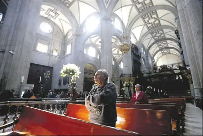  ?? Fotos: CNS ?? Las enormes distancias y la espiral de individual­ismo pueden acabar sofocando la fe de muchos mexicanos. En la imagen, interior de la catedral de Ciudad de México