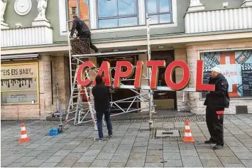  ?? Fotos: Seferi/silvio Wyzengrad ?? Der Schriftzug ist schon abmontiert. Die Wirtschaft im ehemaligen Kino wird nun nicht mehr Capitol heißen, sondern „Weisser Hase“. Das hat auch Folgen für die Speisekart­e.