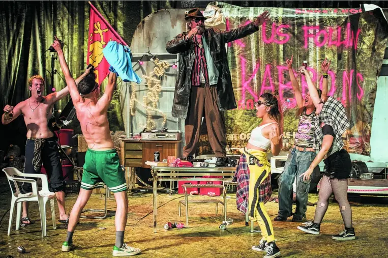  ?? CDN ?? Pere Arquillué (en el centro) es el protagonis­ta absoluto de una pieza coproducid­a entre el Centro Dramático Nacional, el Teatre Romea y el Grec
