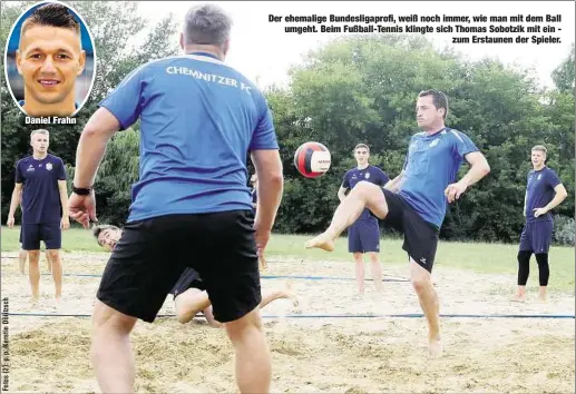  ??  ?? Daniel Frahn Der ehemalige Bundesliga­profi, weiß noch immer, wie man mit dem Ball umgeht. Beim Fußball-Tennis klingte sich Thomas Sobotzik mit ein zum Erstaunen der Spieler.