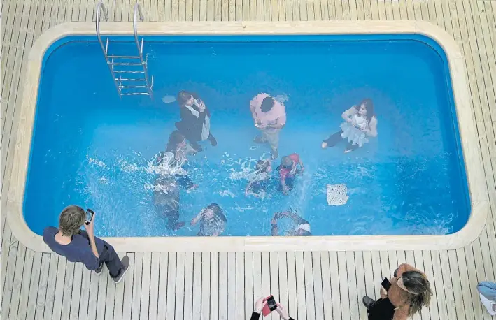  ?? AFP ?? Nadie quiere irse de “Liminal”, la retrospect­iva de Leandro Erlich en el Malba, sin sacarse una foto en “La pileta” una de sus obras más reconocida­s, que presentó en la Bienal de Venecia de 2001.