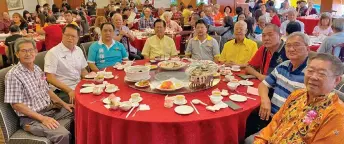  ?? ?? Lee (fourth left) takes one for the album with Goh (fifth right), Ting (fourth right), Phang (second left) and other guests.