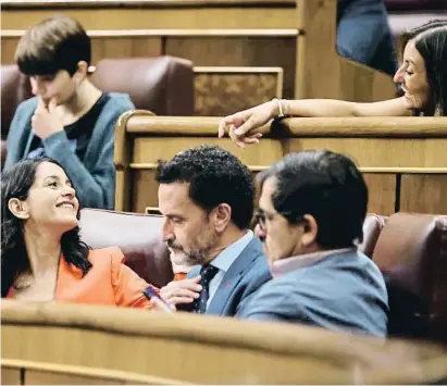  ?? Emilio Nara jo / EFE ?? Inés Arrimadas, junto a Edmundo Bal y José María Espejo, sonríe a Sara Giménez en el Congreso