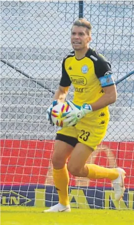  ?? (FEDERICO LÓPEZ CLARO) ?? César Rigamonti. El arquero celeste no disimuló su bronca por el golazo de Vélez vía la bomba de Cufré. “No nos sale nada”, dijo.