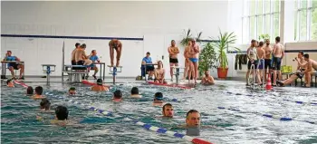  ?? DIRK BERNKOPF / ARCHIV ?? In der Schwimmhal­le der Karl-Günther-Kaserne der Bundeswehr in Sondershau­sen werden beim 24Stunden-Schwimmen wieder Spenden gesammelt.