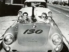  ?? ?? Der Porsche 550 Spyder mit dem Spitznamen „Little Bastard“wurde James Dean (rechts, mit Mechaniker) zum Verhängnis.