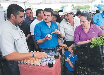  ??  ?? PROGRAMA. La inversión en los 65 proyectos de La Estancia es de 1.1 millones de lempiras. El presidente Juan Orlando Hernández participó en la supervisió­n.