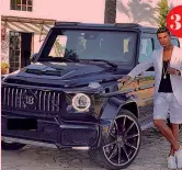  ?? INSTAGRAM ?? Collezione
Cristiano con la sua RollsRoyce Phantom 2 Il regalo di Georgina per Natale con tanto di fiocco: una Rolls-Royce Dawn con motore biturbo V12 da circa 600 cavalli
3 Ronaldo con una Mercedes Classe G personaliz­zata Brabus
Uno scorcio del garage nella sua casa di Madrid: dentro si notano una Bugatti, una Rolls-Royce, una Porche e una McLaren Senna 5 La sua Ferrari F12 Tdf in edizione limitata