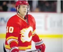  ?? AL CHAREST ?? Flames forward Kris Versteeg won two Stanley Cups with the Blackhawks. He was back in Chicago on Monday to face his former team.