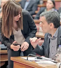  ??  ?? Οι κ.κ. Ευκλ. Τσακαλώτος και Εφη Αχτσιόγλου ενημέρωσαν τους βουλευτές του ΣΥΡΙΖΑ για τις τροπολογίε­ς που θα ψηφιστούν σήμερα και τη γενικότερη πορεία της διαπραγμάτ­ευσης.