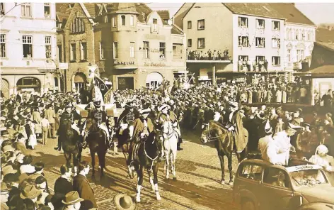  ?? FOTO: WOLFGANG ENGEL ?? Rosenmonta­gszug in Hilden, vermutlich in den 1950er/60er Jahre.