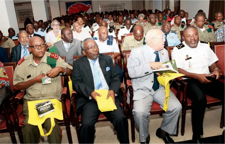  ??  ?? Participan­tes ao lançamento do livro História Militar de Angola