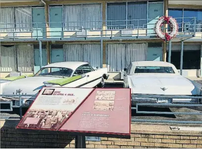  ?? BETH J. HARPAZ / AP ?? El motel Lorraine es hoy un museo; una corona marca la habitación donde fue asesinado MLK