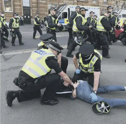  ??  ?? 0 Police make an arrest after far-right groups caused trouble in Glasgow’s George Square on Wednesday