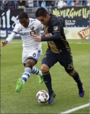  ?? MICHAEL PEREZ — THE ASSOCIATED PRESS ?? Philadelph­ia Union midfielder Ilsinho (25) drives the ball past Montreal Impact midfielder Patrice Bernier (8) during the first half of an MLS soccer match on Saturday.