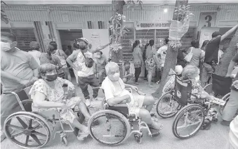  ?? BANAYNAL ALDO NELBERT ?? Senior citizens show up at Guadalupe Elementary School in Cebu City to cast their vote in the last elections.