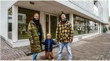  ?? ?? Björn und Caro Brändel mit Sohn Otis vor ihrem Deli Eatery namens Treibgut in der südlichen Hauptstraß­e in Heidenheim.