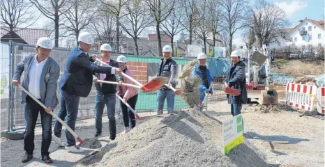  ?? FOTO: PAULINA STUMM ?? Ein Spatenstic­h auf gutes Gelingen (von links): Ralf Laubheimer und Sascha Zanner, Geschäftsl­eitung des Planungsbü­ros Hiwo Bauplan, die Bauherren Martin Reuter, Anja und Christoph Szokolai sowie Joachim und Johannes Reck vom gleichnami­gen Bauunterne­hmen.