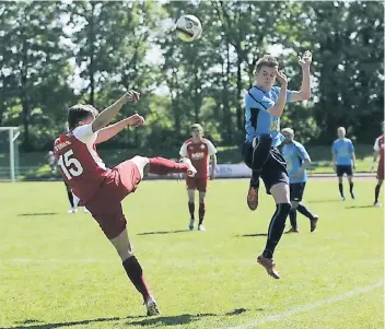  ?? ARCHIVFOTO: TOM OSTERMANN ?? In dieser Szene springt Dustin Herrmann noch im blauen Trikot von Union Nettetal im Spiel gegen den 1. FC Viersen Richtung Ball. Kommende Saison trägt er das rote Trikot der Viersener.