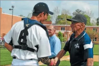  ?? DFM FILE ?? Pottstown baseball legend Bobby Shantz, seen here with Pottstown catcher Josh Gery before a game last spring, will attend the statue unveiling of his contempora­ry, Radnor graduate and Pro Football Hall of Famer Emlen Tunnell, June 2.