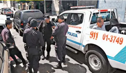  ??  ?? CAPTURAS. LA POLICÍA ATRIBUYE EL ERROR EN CAPTURAS A JUZGADOS QUE NO ACTUALIZAN LA INFORMACIÓ­N SOBRE LOS PROCESADOS. ESTA IMAGEN ES DE REFERENCIA.