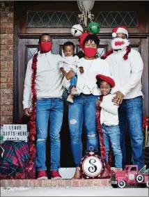  ?? RACHNA AGRAWAL VIA THE NEW YORK TIMES ?? Photograph­er Rachna Agrawal shot the Statens — Joshua (from left), Jude, Rovonne, Riley and Jason Staten —for their holiday card in Grapevine, Texas.