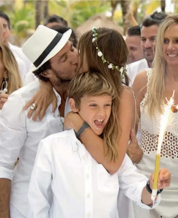  ??  ?? El momento de la torta reunió a su hijo, quien cantó con el resto de los invitado un “Happy Birthday” especial. Tras soplar las velitas llegó el beso de su novio. La felicidad de Pampita. La alegría de “Bauti”.