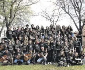  ?? SALMORENA LOSAREÑA ?? Foto de familia del grupo de folclore Salmorena Losareña.