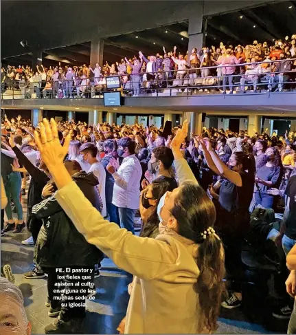  ?? FOTOS: FOTOS: TWITTER ?? FE. El pastor y los fieles que asisten al culto en alguna de las muchas sede de su iglesia.