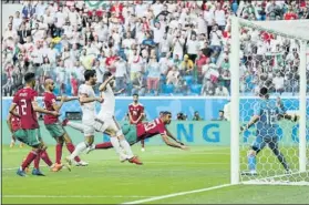  ?? FOTO: GETTY ?? El momento en que Bouhaddouz se marca el gol en propia meta