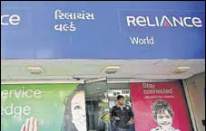  ?? REUTERS ?? Rcom store in Ahmedabad. Under the company’s new debt repayment plan, Rcom envisages raising ₹27,000 crore through sales of assets including spectrum, real estate and towers