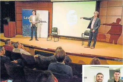  ??  ?? Abrir la mente. Daniel West y Gonzalo Le Blanc, en plena charla en el auditorio Carlos Ortiz, de La Voz.