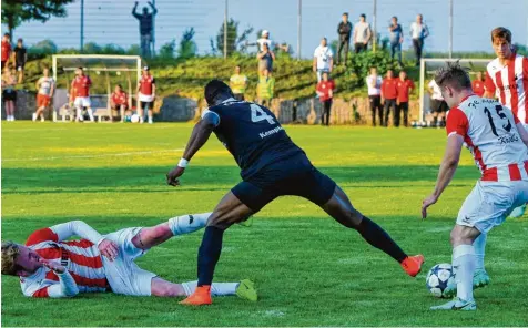  ?? Foto: Erwin Hafner ?? Alles gegeben und doch verloren: Die Affinger Nino Kindermann (links) und Constantin Krebs (rechts) konnten Türksport Kempten und Doppeltors­chütze Francis Onukwugha nicht stoppen. Nach der 1:2 Niederlage ist klar, dass der FCA in der Kreisliga bleibt....