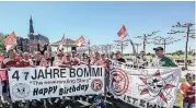  ??  ?? Am Rheinufer trafen sich Fans, feierten das vorletzte Spiel und den 47. Geburtstag von Bommi (M.).