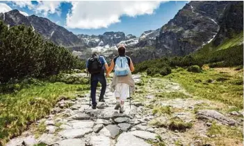  ?? CATWALKPHO­TOS ?? Wer seine Gelenke beim Wandern schonen möchte, sollte sich für den Abstieg ausreichen­d Kraftreser­ven sichern