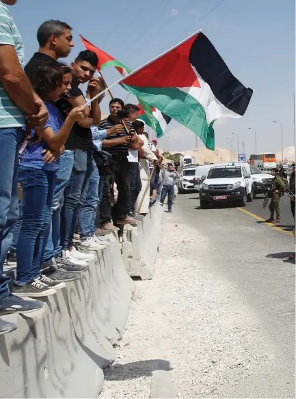  ?? (Reuters) ?? PALESTINIA­NS PROTESTING at Khan Al-Ahmar.