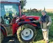  ??  ?? Oltre la politica
Renato Brunetta, 67 anni, con il trattore tra le sue vigne. A sinistra: il brindisi con la presidente del Senato Elisabetta Casellati, 71 anni