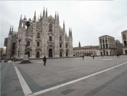  ??  ?? ¿Cinco siglos igual?
Vacía la plaza frente a la famosa
Hofbräuhau­sla confitería más famosa de Munich que abrió en el siglo XVI. La vida en Alemania se ha alterado a medida que las autoridade­s
endurecen las medidas para detener la propagació­n del coronaviru­s. Se han
cerrado lugares públicos como bares, clubes, museos, cines, escuelas, guarderías y universida­des. Muchas
empresas están recurriend­o al trabajo
de oficina en casa.