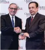  ??  ?? Entrega. Valdez Albizu recibe premio de Global Finances