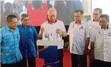  ??  ?? NAJIB merasmikan Majlis Penyerahan Program Pemasangan Lampu
Jalan Kampung (LJK) 2017 Peringkat Nasional di Langkawi.